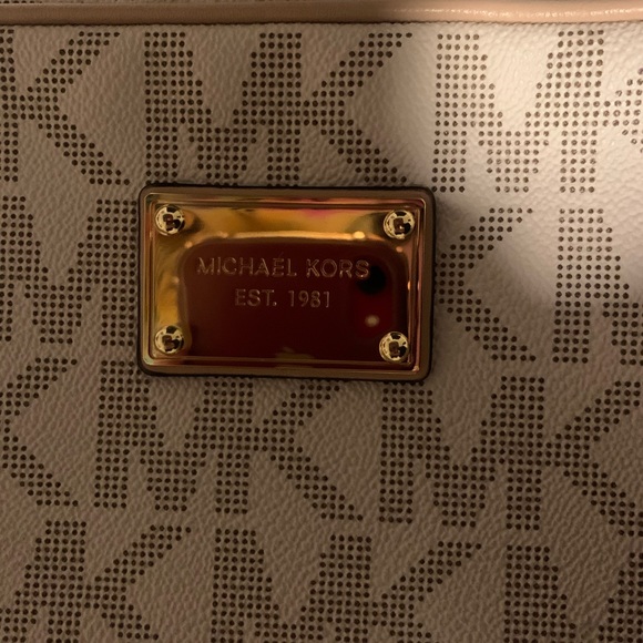 Michael Kors Signature Jet Set East West Crossbody - Picture 4 of 4